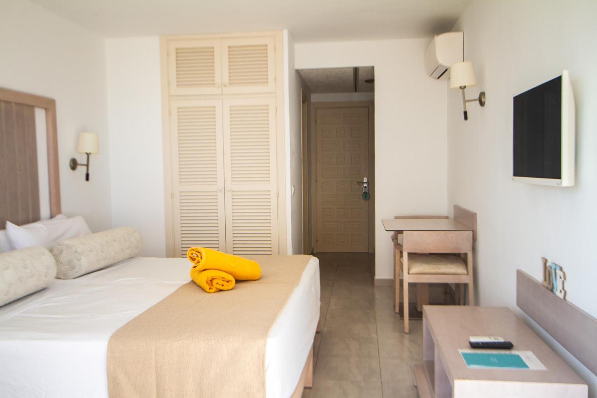 Apartamentos Es Calo Екстериор снимка